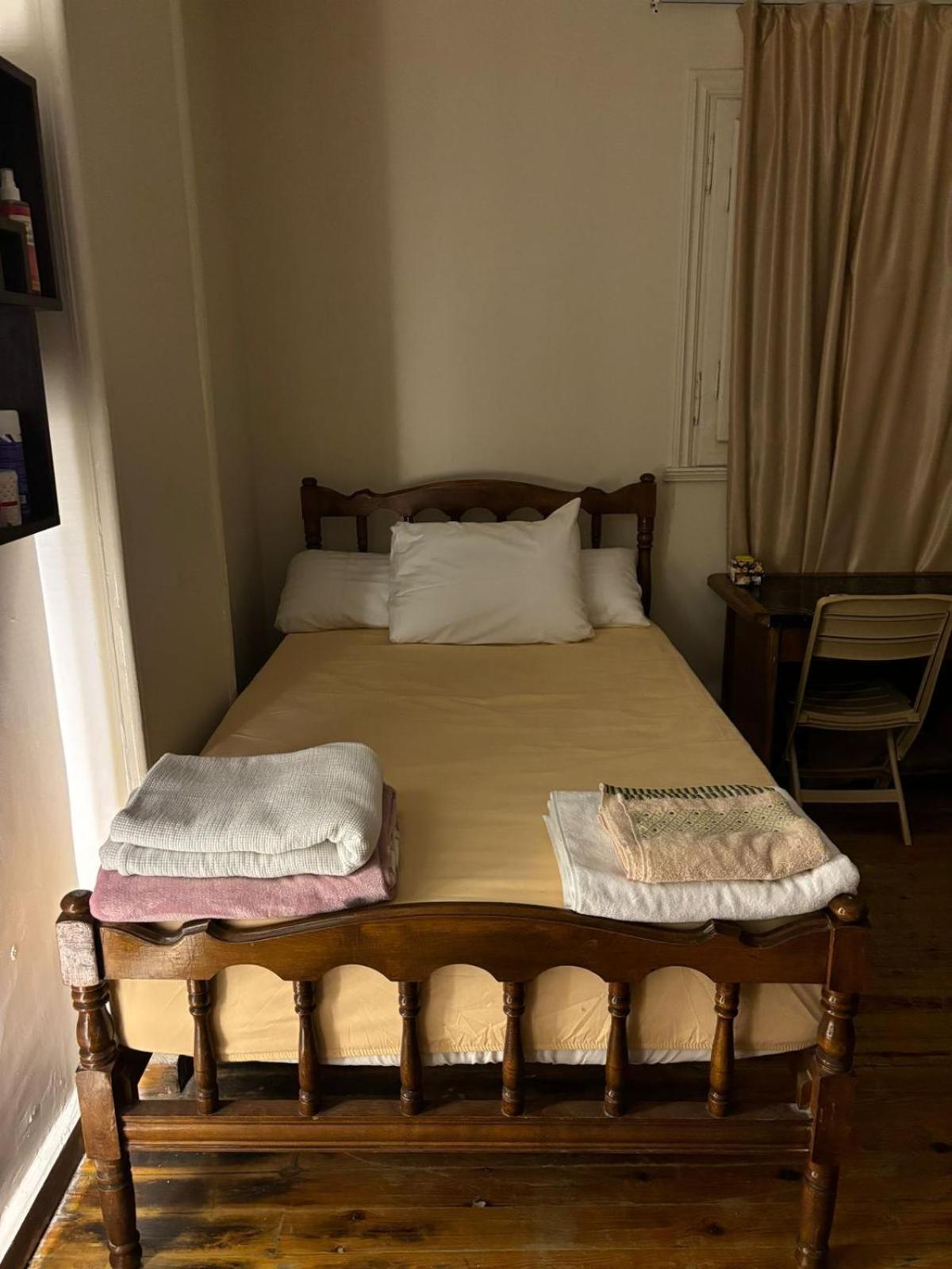 غرفة في مدينة نصر موقع متميز وسط المدينة للرجال فقط Homestay Cairo
